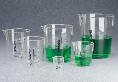 Beaker squat form with printed graduations and spout PMP autoclavable 400mL